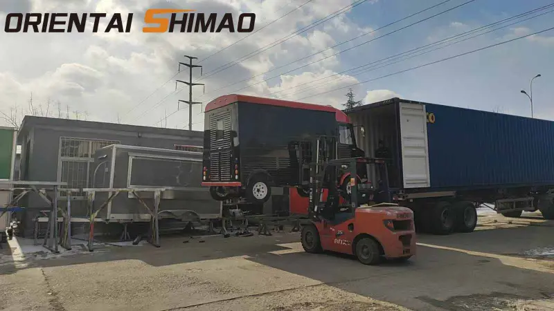 Professzionális konténerbetöltési folyamat biztosítja a Citroen Food Truck biztonságos globális kiszállítását